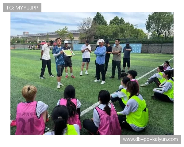 足球文化讲座走进高校和社区，弘扬体育精神激发青少年热情，校园足球文化展示